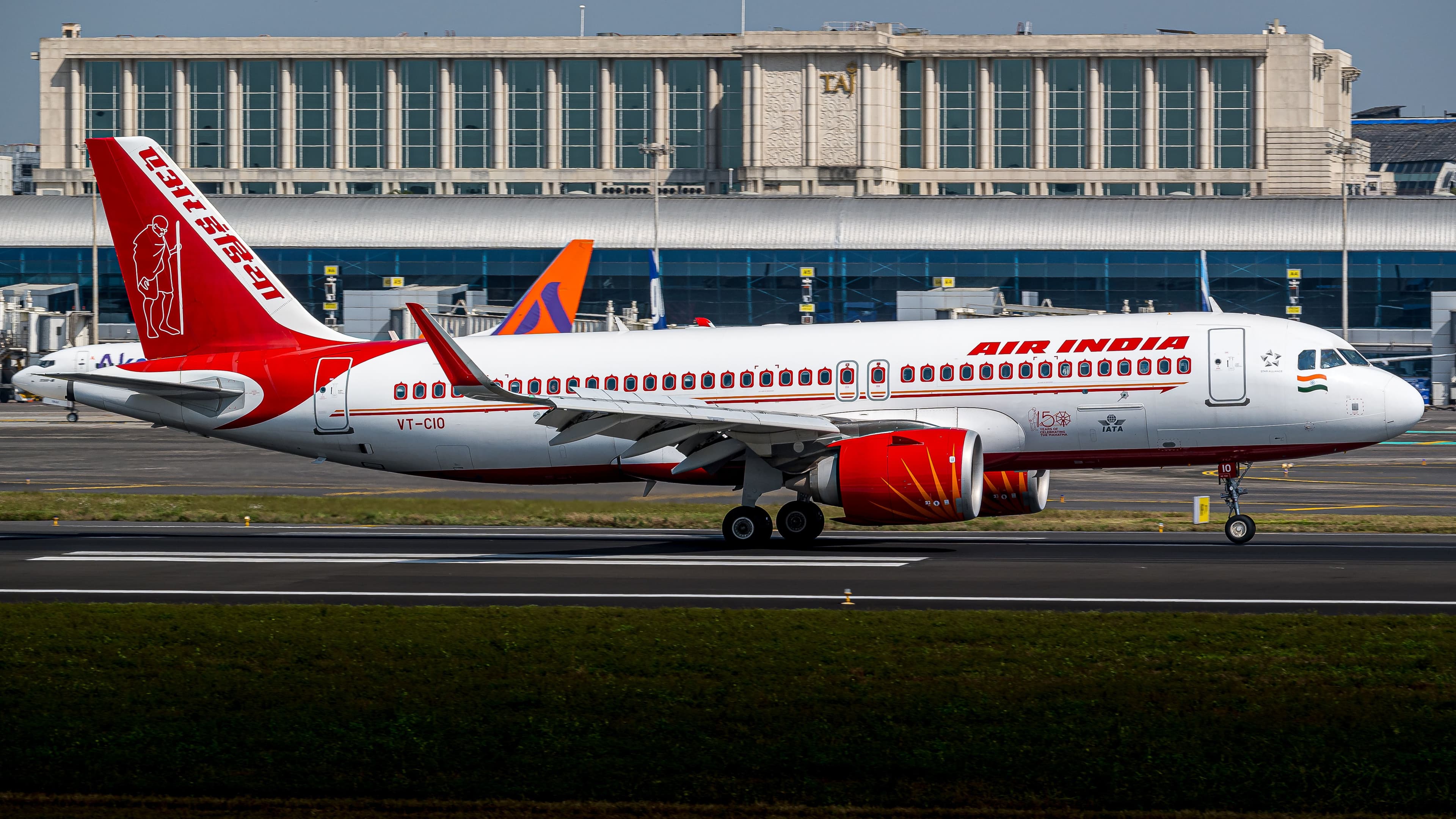 Food Poisoning Scare on Air India Flight AI-130 from London to Mumbai Leaves Passengers and Crew Ill