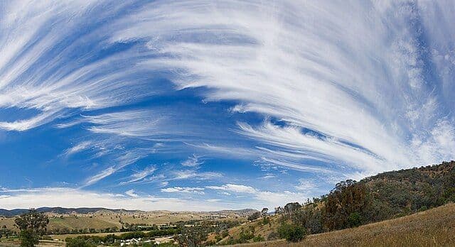 ☁️ Cirrus Secrets: What High Clouds Reveal Before Weather Strikes